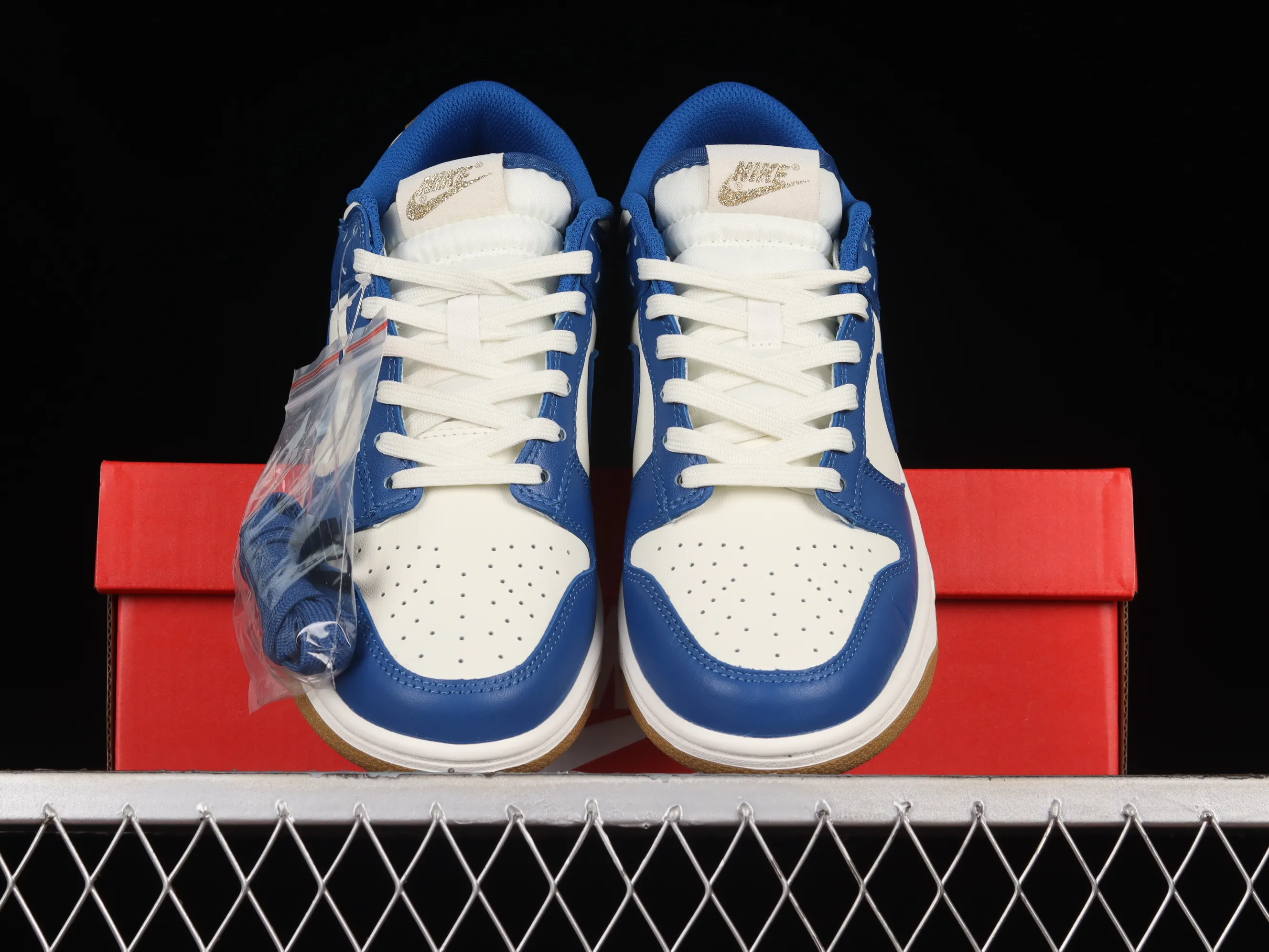 All categories Nk SB Dunk series Nk SB Dunk Low low-top sneakers Nk SB Dunk Low white and blue color SB smashed rebound high-top sneakers FB7173-141